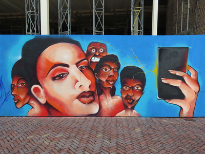 838828 Detail van de grote graffiticollage op de bouwschutting aan de achterzijde van het voormalige Hoofdpostkantoor ...